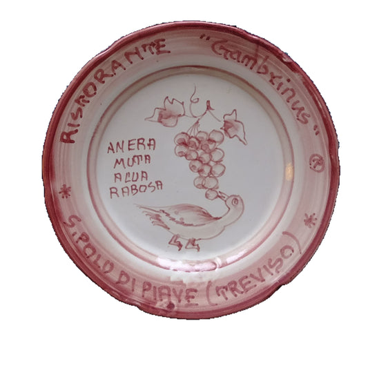 Hand-painted Buon Ricordo Italian ceramic plate from San Polo di Piave in rose monochrome with duck and Raboso grapes, Ristorante Gambrinus