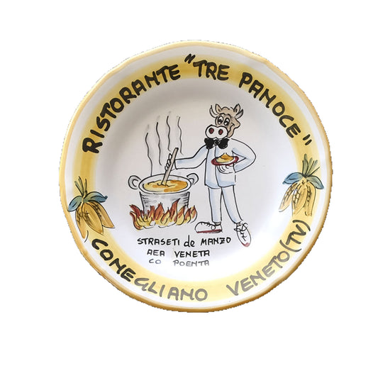 Hand-painted Buon Ricordo Italian ceramic plate from Conegliano with a cow chef stirring polenta and corn cobs, Ristorante Tre Panoce straseti de manzo