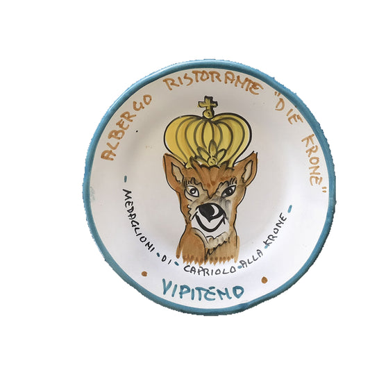 Hand-painted Buon Ricordo Italian ceramic plate from Vipiteno Alto Adige with a crowned roe deer, Albergo Die Krone medaglioni di capriolo